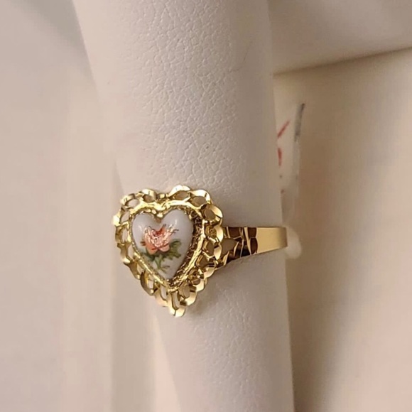 Solid Gold Vintage style enamel heart ring with rose center♥️ - Picture 1 of 2